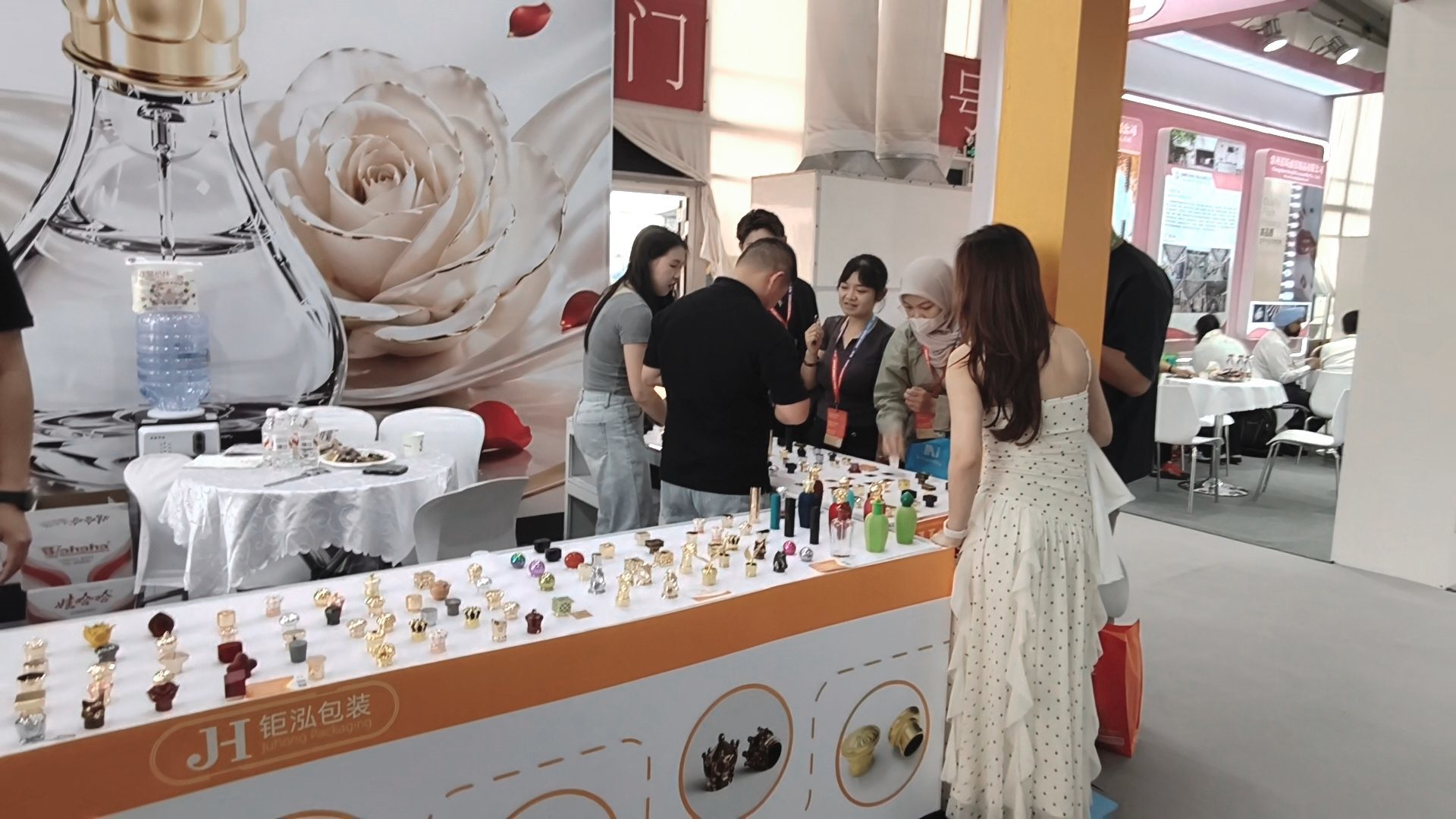 Derniers blogs de l'entreprise sur Juhong Packaging remporte un grand succès à la CBE Shanghai 2026, présentant les boucles de parfum Zamak de luxe de nouvelle génération
