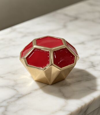 acheter Capuchon parfumé Zamak hexagonal à facettes haut de gamme avec émail rouge et finition résistante à la corrosion fabrication en ligne