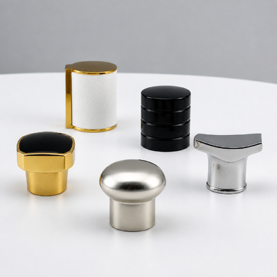 Acheter Moderne multi-forme Zamac bouteille de parfum Cap en cuir enveloppé carré Manche ronde Capot métallique Logo personnalisé Pour bouteille en verre de parfum fabrication en ligne