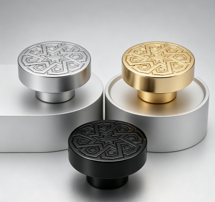 Acheter Bouchon de bouteille de parfum de luxe FEA15 Alliage de zinc rond Bouchon plat avec motif sculpté en relief Bouchon de parfum électroplaté fabrication en ligne