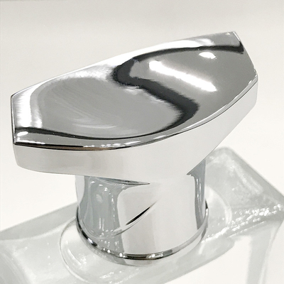 La coulée sous pression du Zamak pour le couvercle du parfum, le moulage du logo et la sérigraphie