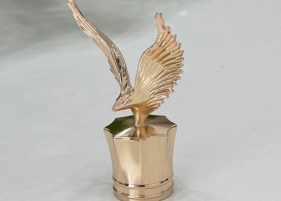 Des boucles de parfum en forme d'aigle en or et en argent
