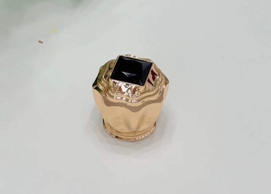 Des couvercles en diamant noir luxueux, des bouchons de parfum pour des bouteilles élégantes.