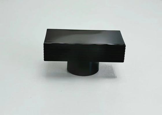 Capuchon métallique en forme de T noir allongé pour améliorer la présentation du parfum