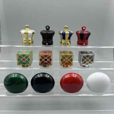 Des bouchonnes de parfum Zamak en diamant noir et or pour les bouteilles standard.