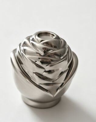 Coupe de parfum Zamak sculptée à la roselle (argent et noir)