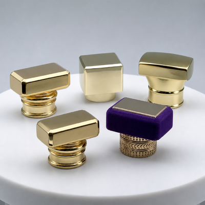 Vente en gros de parfums en alliage de zinc Cap carré Forme rectangulaire doré plaqué velours décor de parfums bouteille de fermeture Logo personnalisé accepté