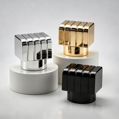 Vente en gros d'usine Casquette de parfum carrée nervurée verticale en Zamac Couvercle de bouteille de parfum en métal rainuré parallèle Logo personnalisé or argent noir OEM magnétique