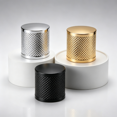 Bouchon de parfum de luxe en zamac à moletage quadrillé, design cylindrique à bord plat, bague FEA15, capot de parfum en alliage de zinc, placage or argent noir, logo personnalisé, usine source